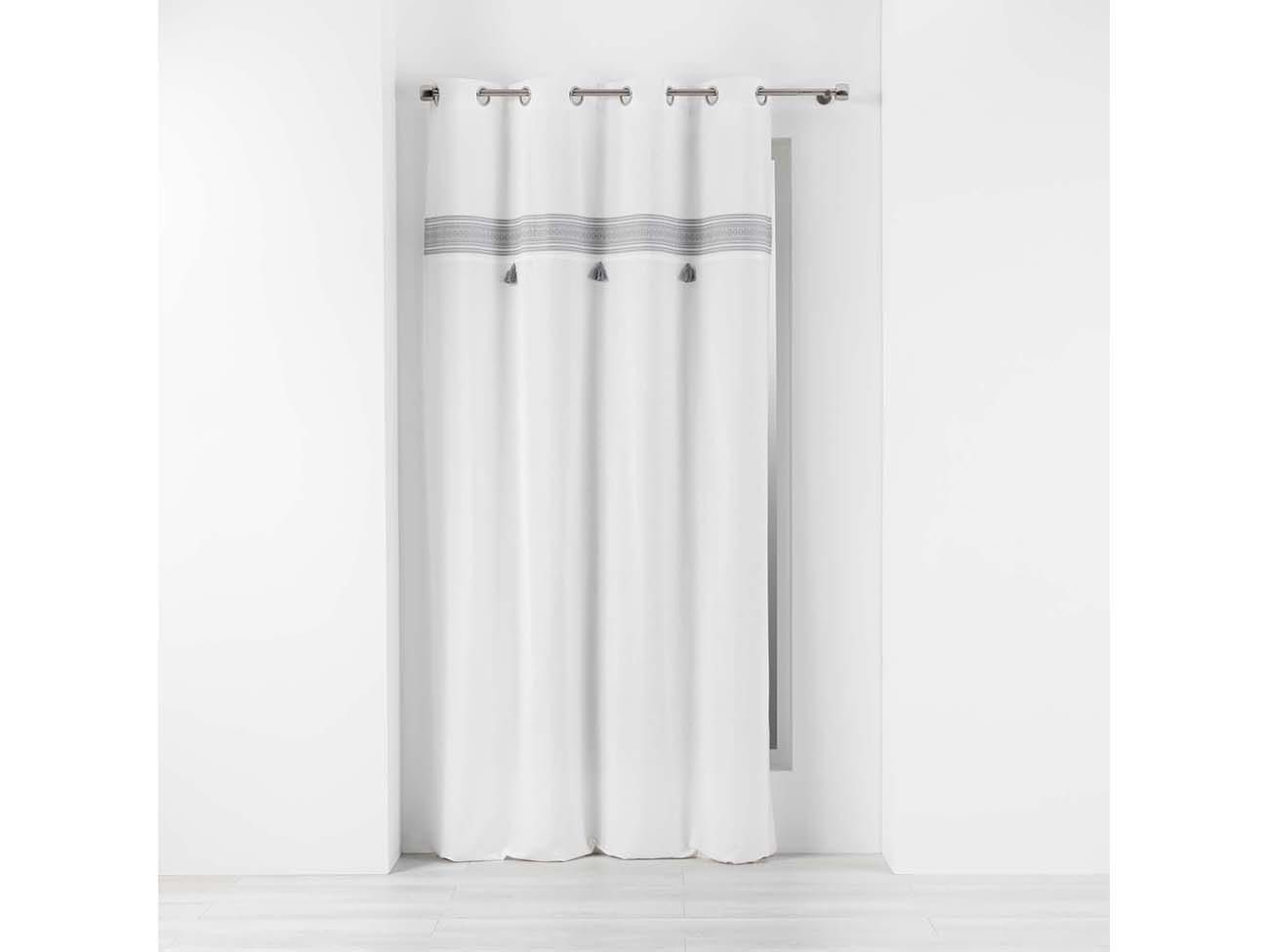 Krásna biela záclona na kruhy so sivým pásom a strapcami 140 x 240 cm