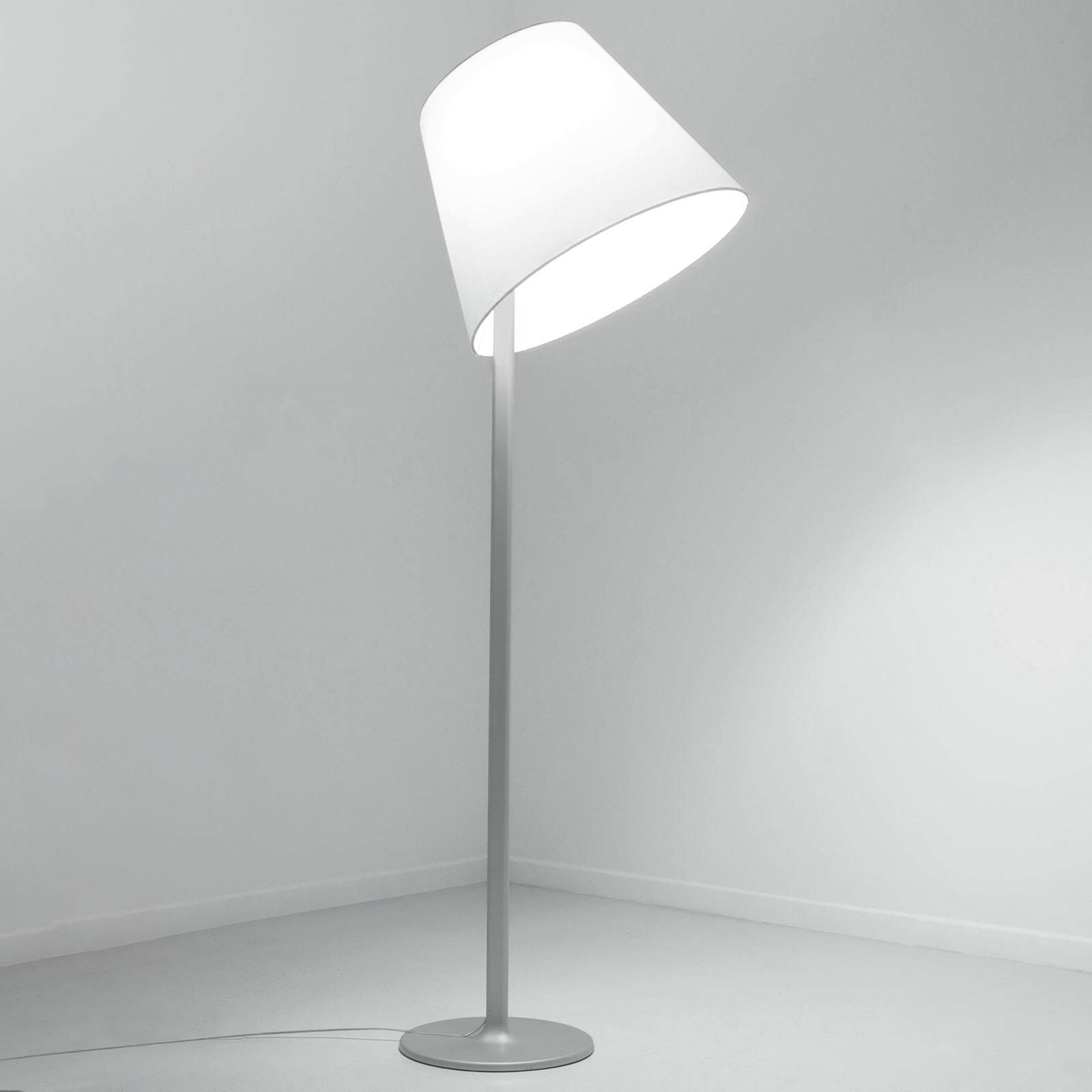 Artemide Melampo stojaca lampa, 217 cm, sivá, Obývacia izba / jedáleň, hliník, zamak, hodvábny satén, plast, E27, 116W, K: 217cm