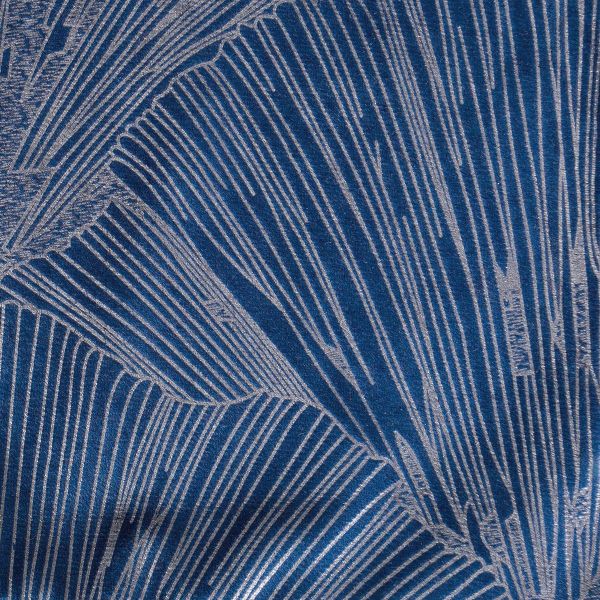 DomTextilu Elegantný zamatový stredový obrus v modrej farbe s krásnym vzorom 53865-233370 Modrá