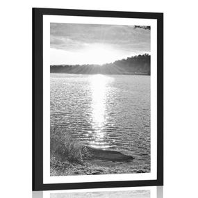 Plagát s paspartou západ slnka nad jazerom v čiernobielom prevedení