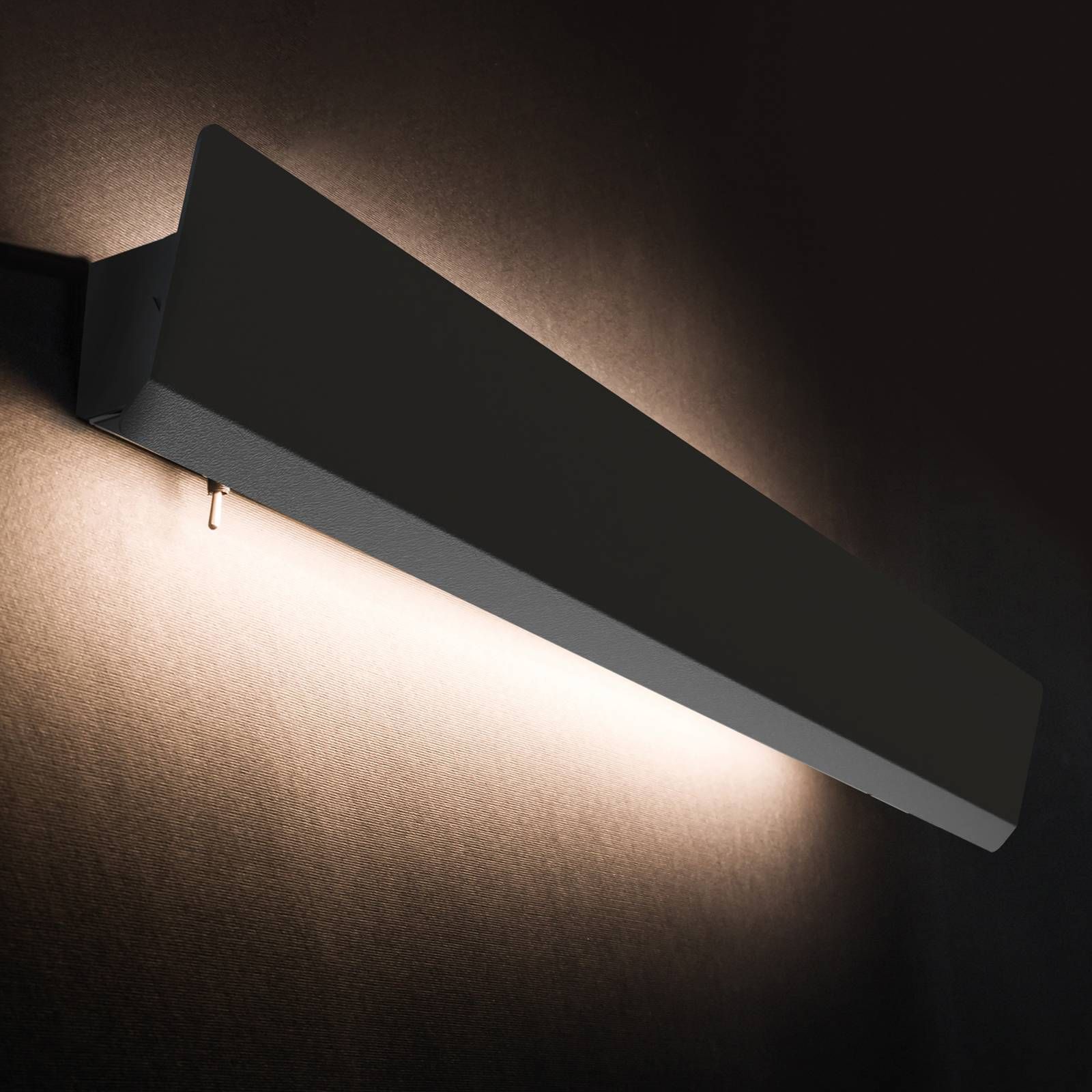Euluna Nástenné LED svetlo Wing s vypínačom, čierna, Obývacia izba / jedáleň, oceľ, G13, 11W, L: 68 cm, K: 7.5cm