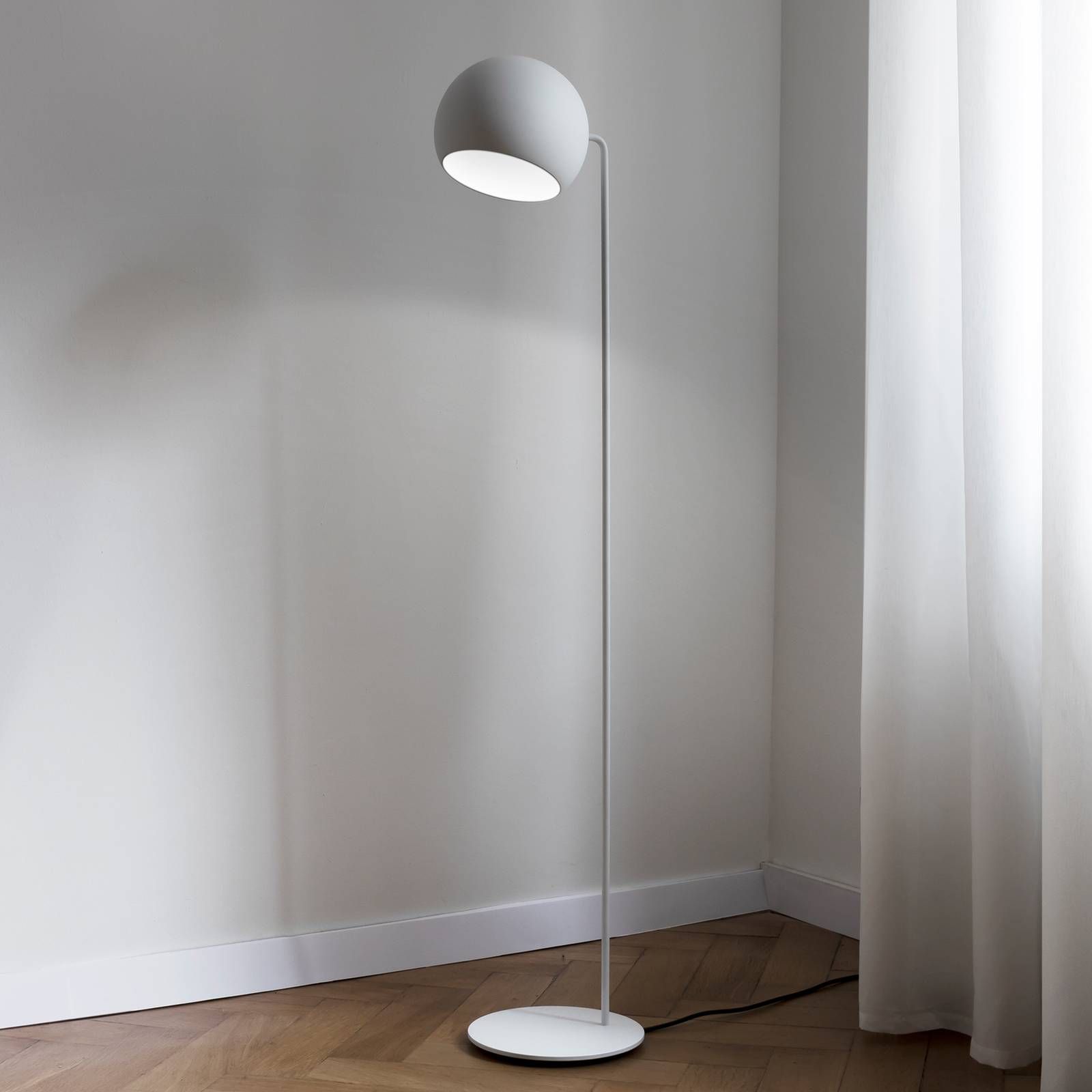 NYTA Nyta Tilt Globe Floor stojaca lampa biela matná, Obývacia izba / jedáleň, hliník, ušľachtilá oceľ, E14, 46W, K: 129cm