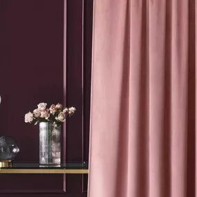 Luxusný lesklý velúrový záves v dokonalej ružovej farbe