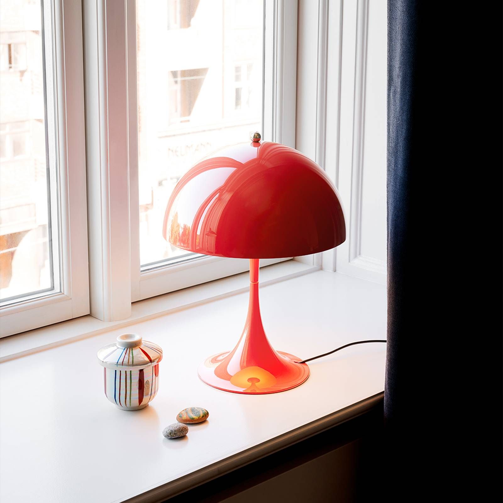 Louis Poulsen Panthella Mini stolová lampa koral, Obývacia izba / jedáleň, akryl, hliník, 10W, K: 33.5cm