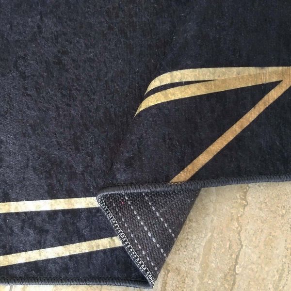 DomTextilu Štýlový koberec v čiernej farbe so zlatým motívom 67160-241883