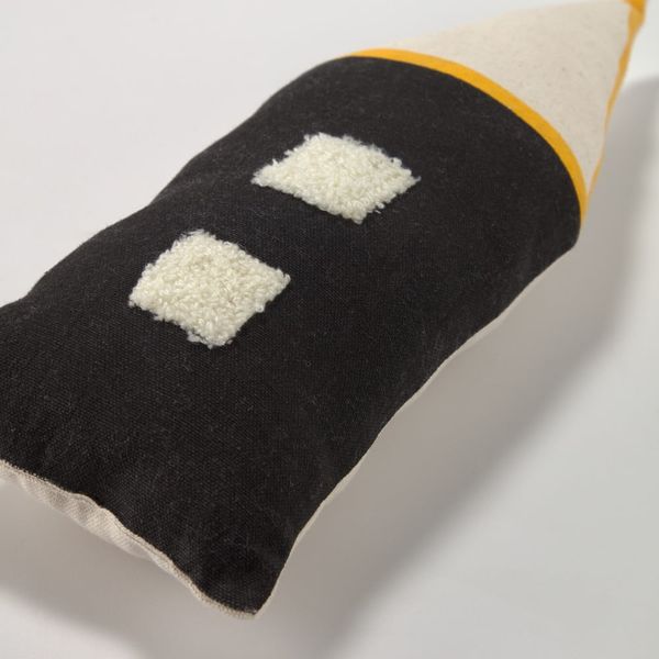 Čierno-béžový detský vankúš z organickej bavlny Kave Home Nisi, 13 x 35 cm