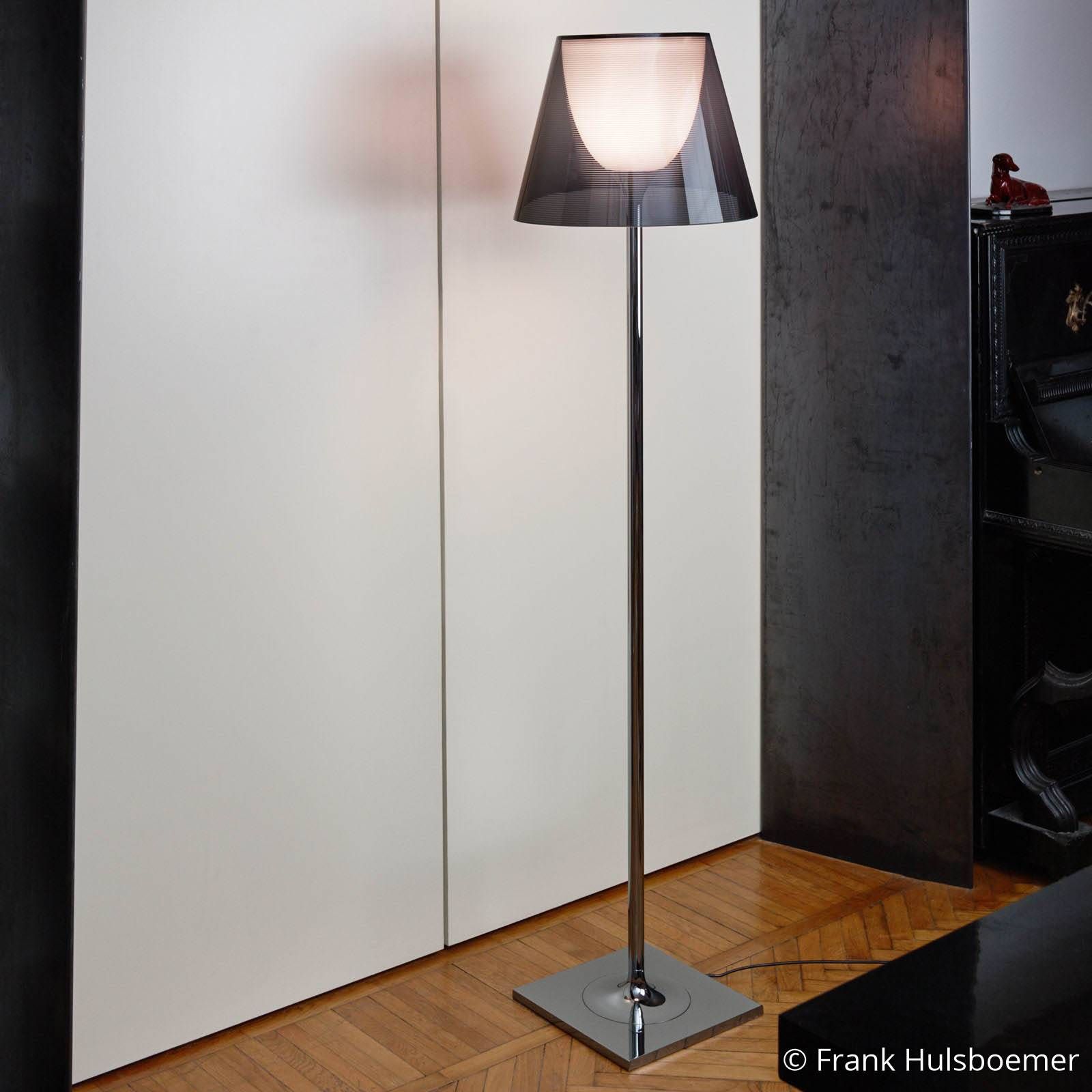 FLOS KTribe F2 stojaca lampa, dymová sivá, Obývacia izba / jedáleň, PMMA, polykarbonát, hliník, E27, 150W, K: 162cm