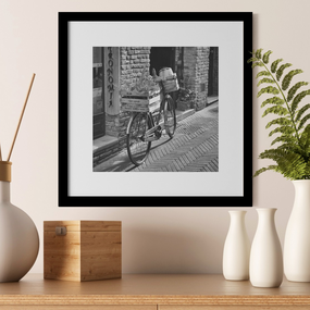 Rámovaný obraz Bicykel na ulici 30x30 cm, čiernobiely