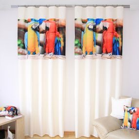 Závesy do detskej izby krémovej farby s potlačou žltého a červeného papagája