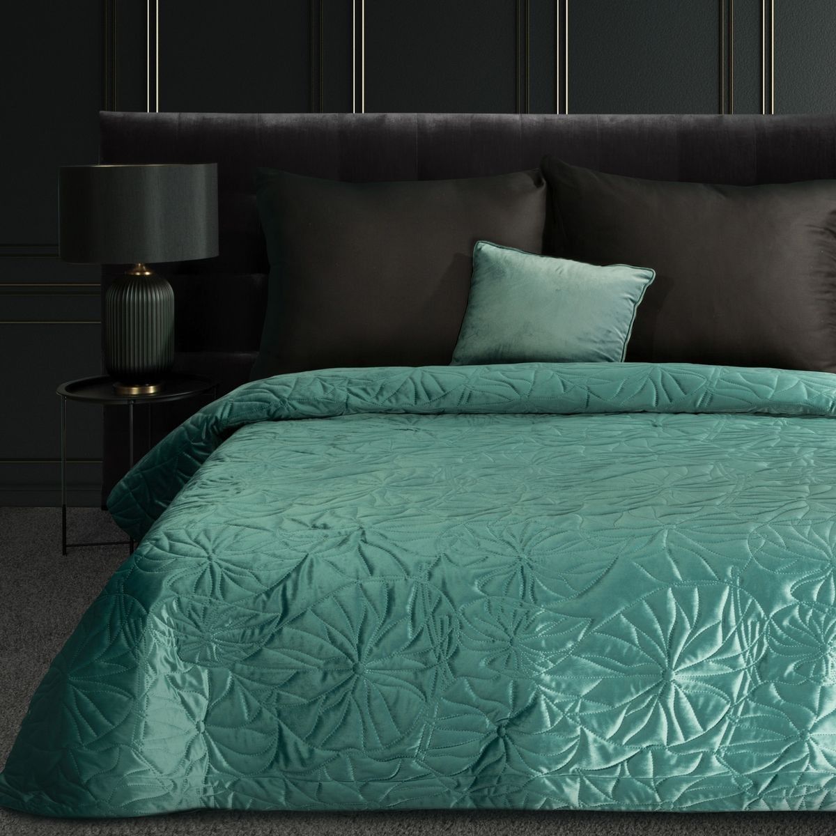 DomTextilu Luxusný zelený zamatový prehoz na posteľ s ľaliou prešívaný metódou hot press Šírka: 220 cm | Dĺžka: 240 cm 47213-218819