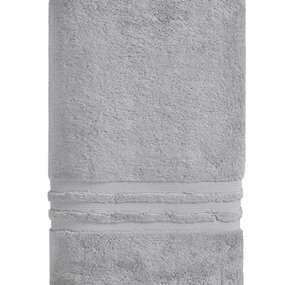 Soft Cotton Osuška PREMIUM 70x160 cm. Jej rozmery sú veľkorysé, a to 160 x 70 cm, takže je vhodná nielen pre ženy, ale aj pre mužov. Po kúpeli zahalí vaše telo od hlavy až k päte. Svetlo šedá
