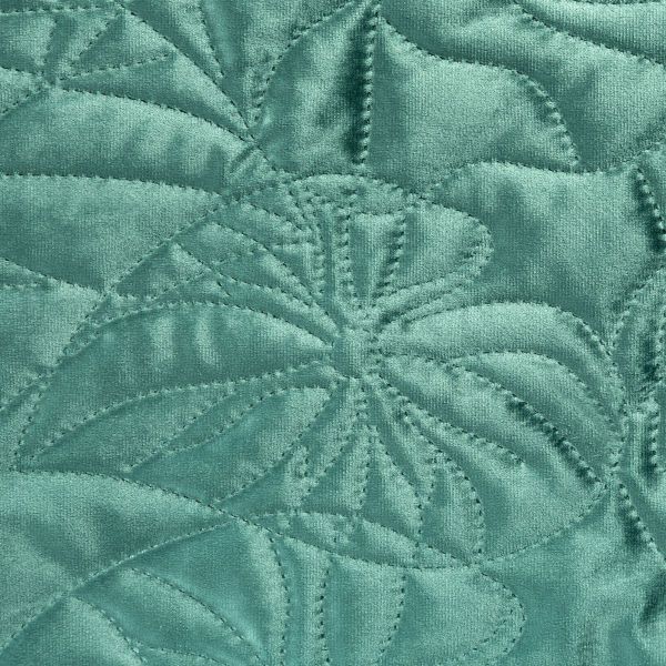 DomTextilu Luxusný zelený zamatový prehoz na posteľ s ľaliou prešívaný metódou hot press Šírka 280 cm / Dĺžka 260 cm 47213-218820