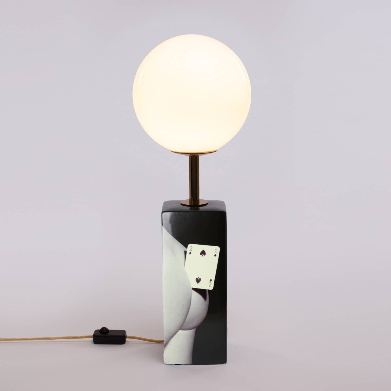 SELETTI Stolová LED lampa Toiletpaper s motívom karty, Obývacia izba / jedáleň, porcelán, sklo, kov, E14, 4W, K: 70cm