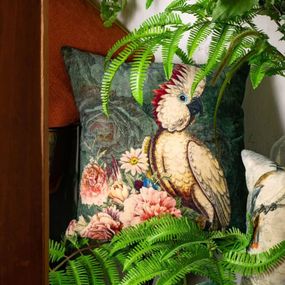 Zelený zamatový vankúš s dekorom kvetín a kakadu Cockatoo - 45*45*17cm