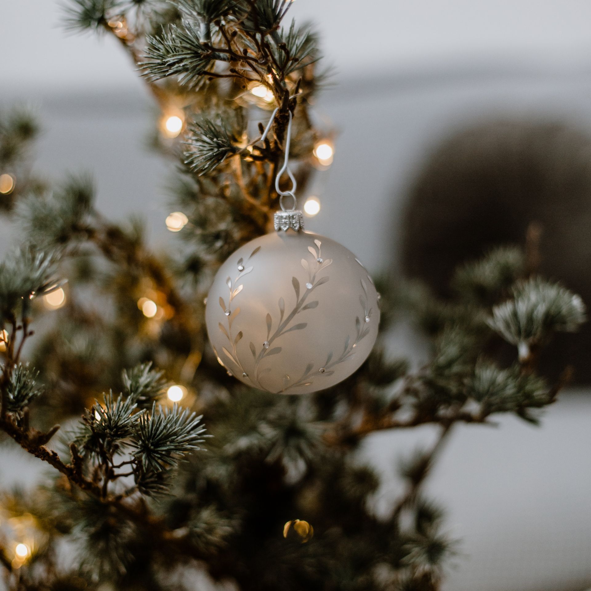 GLASSOR Sklenená vianočná ozdoba Leaves Matt grey - 8 cm