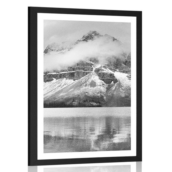 Plagát s paspartou jazero poblíž nádhernej hory v čiernobielom prevedení - 60x90 white