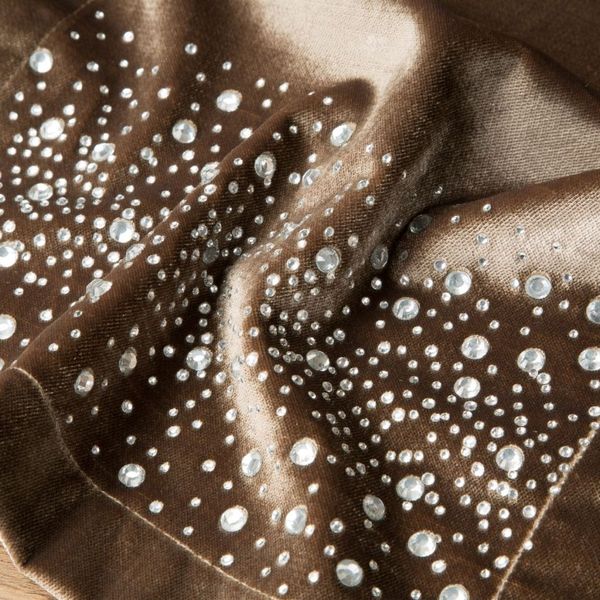 DomTextilu Luxsný zamatový stredový obrus v béžovej farbe s perličkami 54120-233690 Béžová