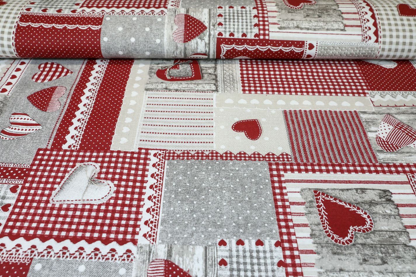 Látka bavlna červený patchwork so srdiečkami š. 140 cm