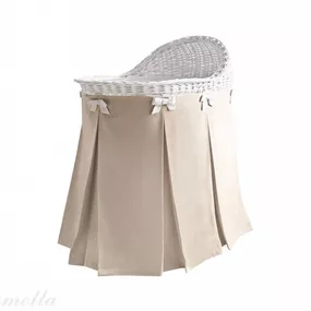Prútený košík s krémovou sukňou