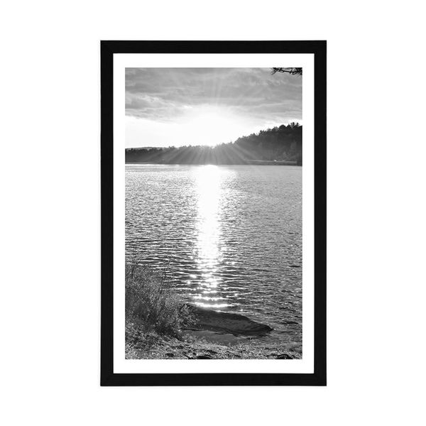 Plagát s paspartou západ slnka nad jazerom v čiernobielom prevedení - 30x45 white