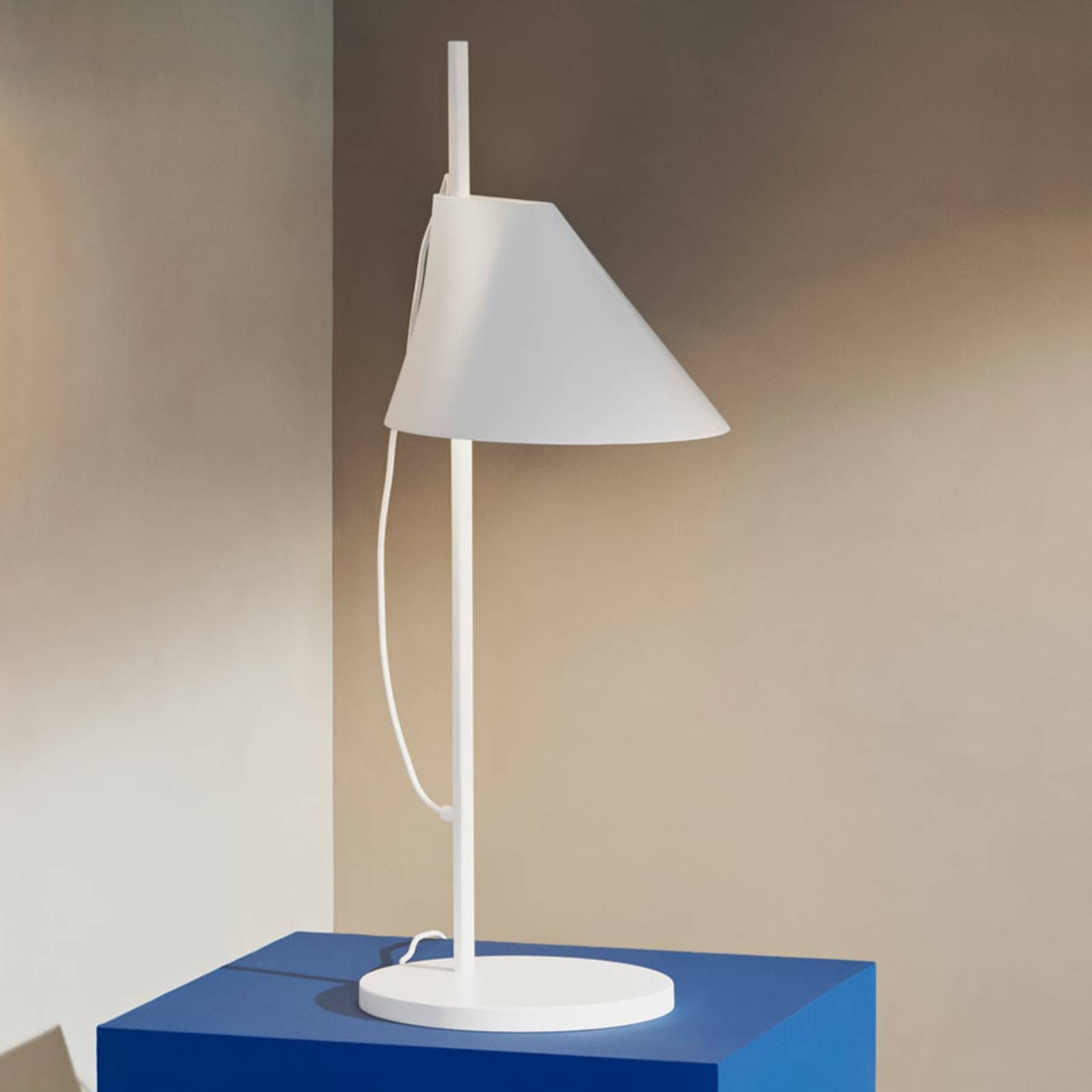 Louis Poulsen Yuh – stolná LED lampa v bielej, Obývacia izba / jedáleň, odliatok hliníkovej zliatiny, mosadz, 10W, K: 61cm