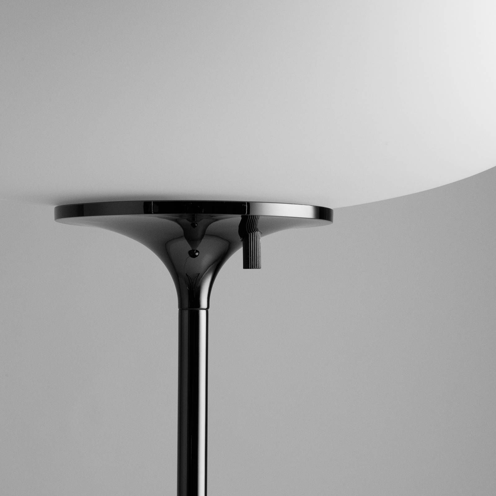 GUBI Stemlite stojaca lampa čierno-chrómová 110 cm, Obývacia izba / jedáleň, kov, sklo, E27, 75W, K: 110cm