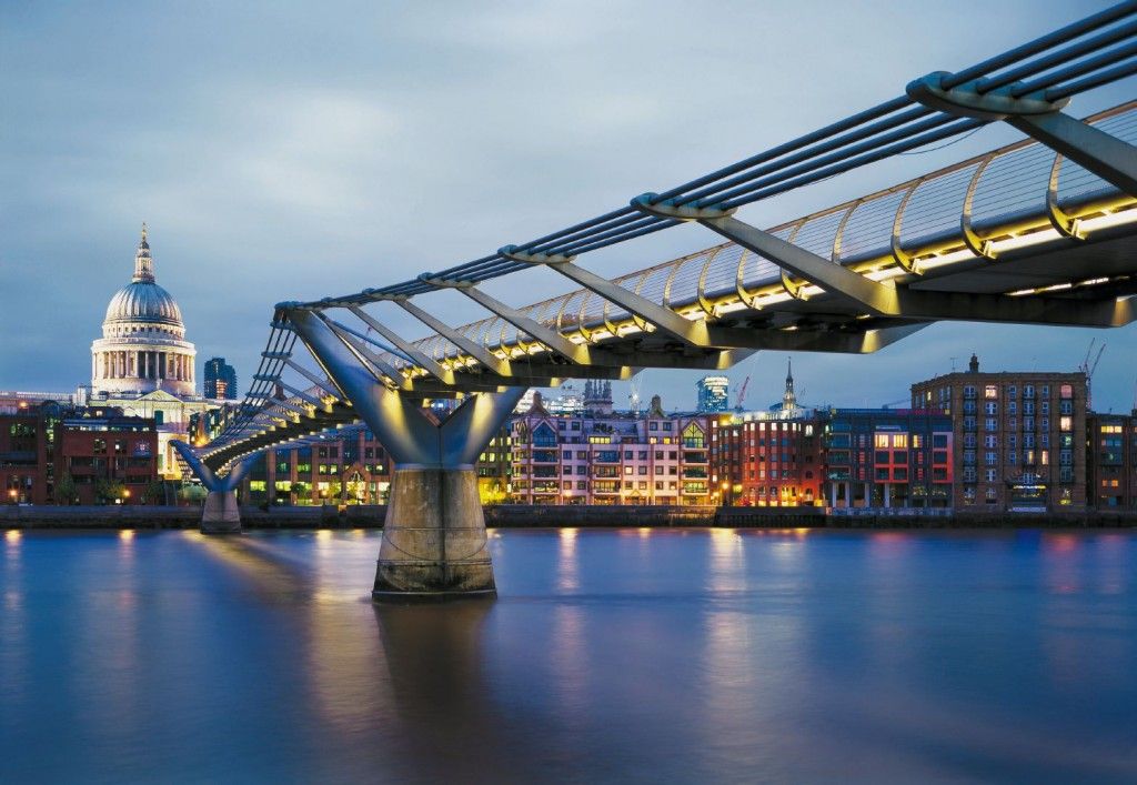 8-924 Fototapeta vliesová Komar Millenium Bridge, veľkosť 368 cm x 254 cm