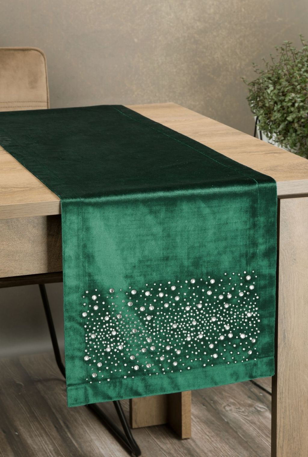 DomTextilu Luxsný zamatový stredový obrus v zelenej farbe s perličkami 54122-233697 Zelená
